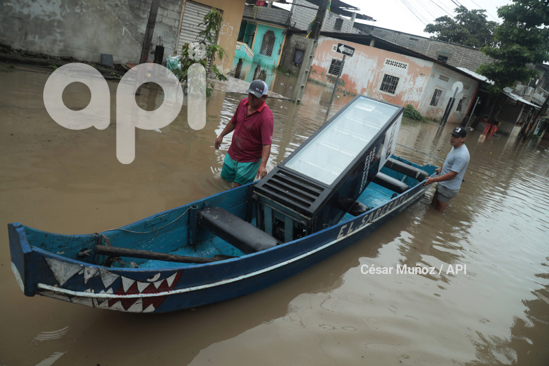 GYE-INUNDACION SANTA LUCIA