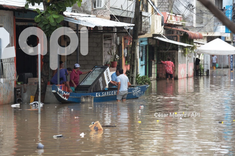 GYE-INUNDACION SANTA LUCIA