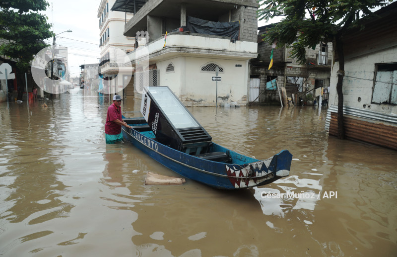 GYE-INUNDACION SANTA LUCIA