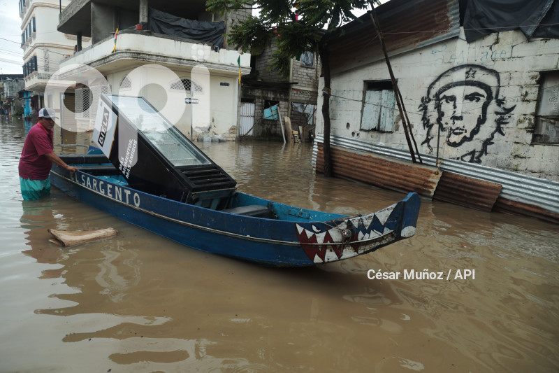 GYE-INUNDACION SANTA LUCIA