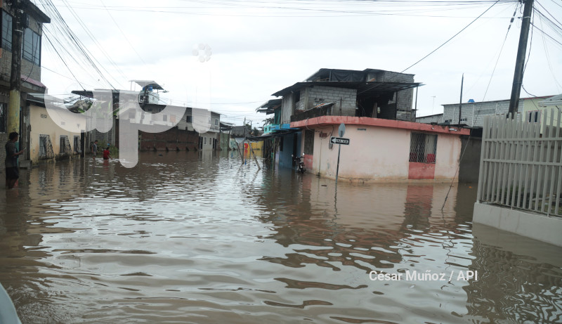 GYE-INUNDACION SANTA LUCIA