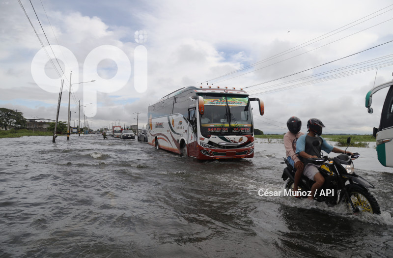 GYE-INUNDACION VIA BABAHOYO-JUJAN