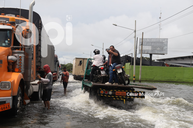 GYE-INUNDACION VIA BABAHOYO-JUJAN