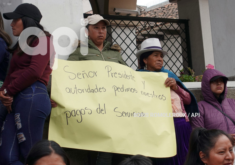 CUENCA-PROTESTA NO PAGO A TRANSPORTISTAS BUSETAS