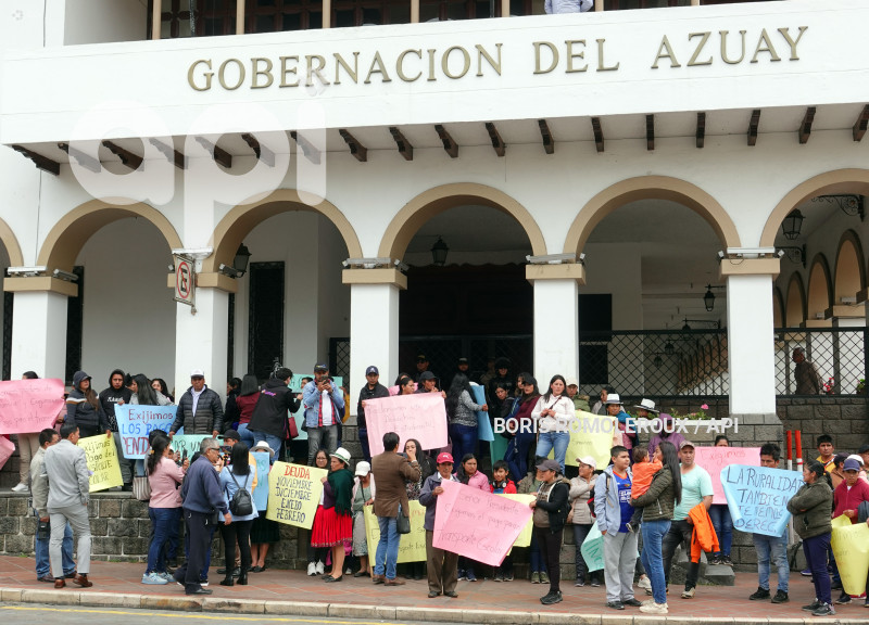CUENCA-PROTESTA NO PAGO A TRANSPORTISTAS BUSETAS