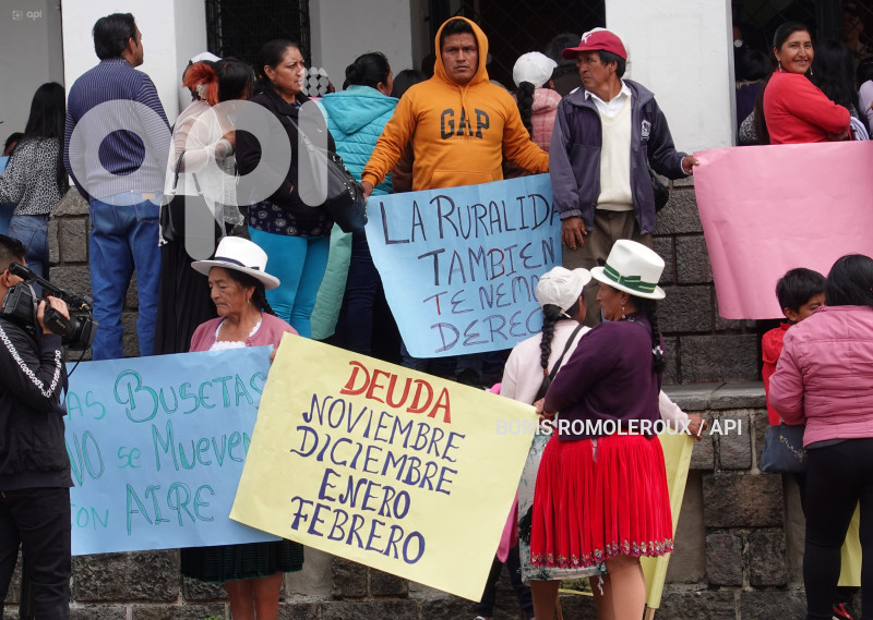 CUENCA-PROTESTA NO PAGO A TRANSPORTISTAS BUSETAS