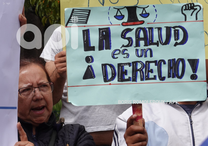 CUENCA-PLANTON POR NO PAGO A CLINICAS