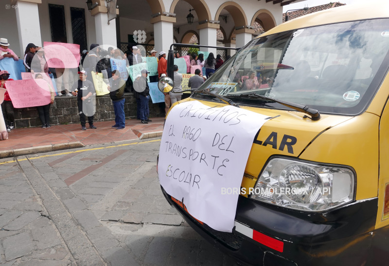 CUENCA-PROTESTA NO PAGO A TRANSPORTISTAS BUSETAS