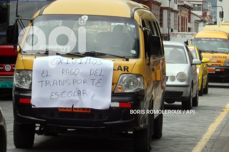 CUENCA-PROTESTA NO PAGO A TRANSPORTISTAS BUSETAS