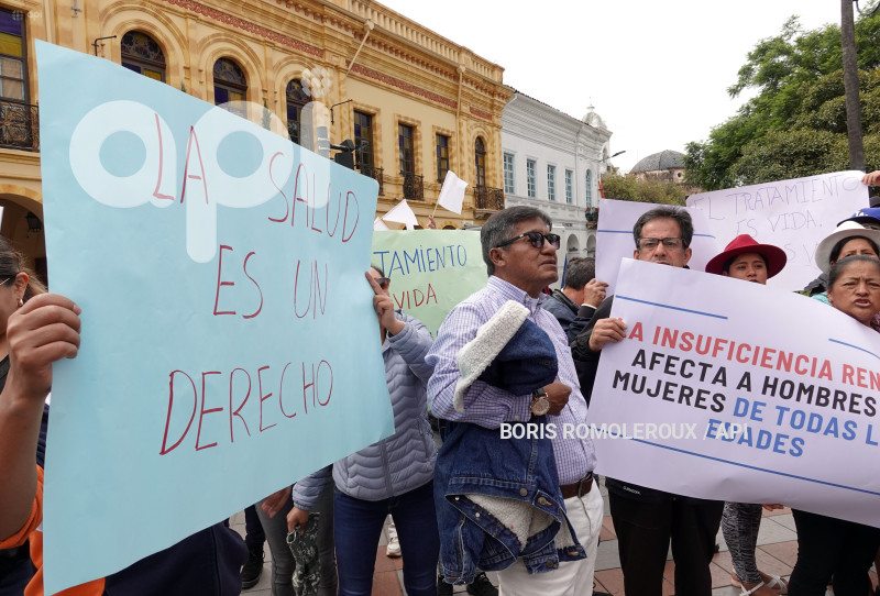 CUENCA-PLANTON POR NO PAGO A CLINICAS