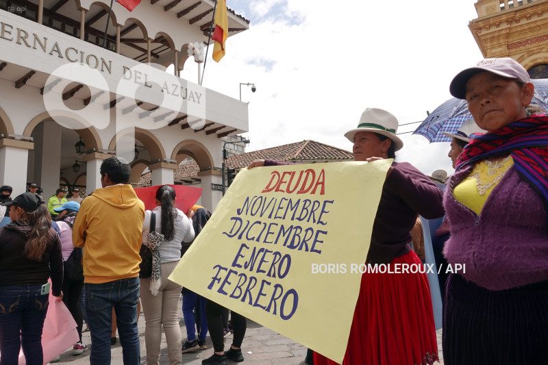 CUENCA-PROTESTA NO PAGO A TRANSPORTISTAS BUSETAS