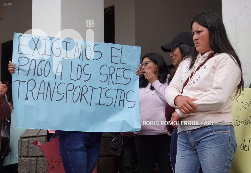CUENCA-PROTESTA NO PAGO A TRANSPORTISTAS BUSETAS