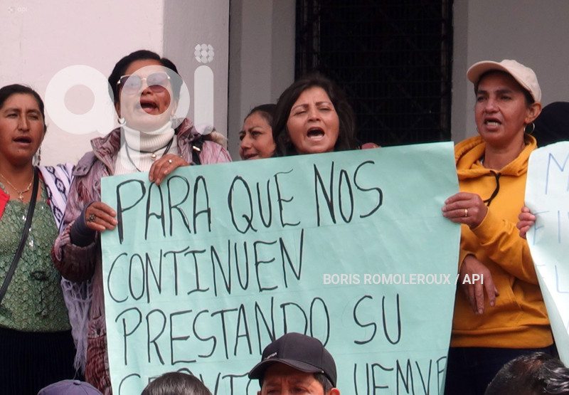 CUENCA-PROTESTA NO PAGO A TRANSPORTISTAS BUSETAS