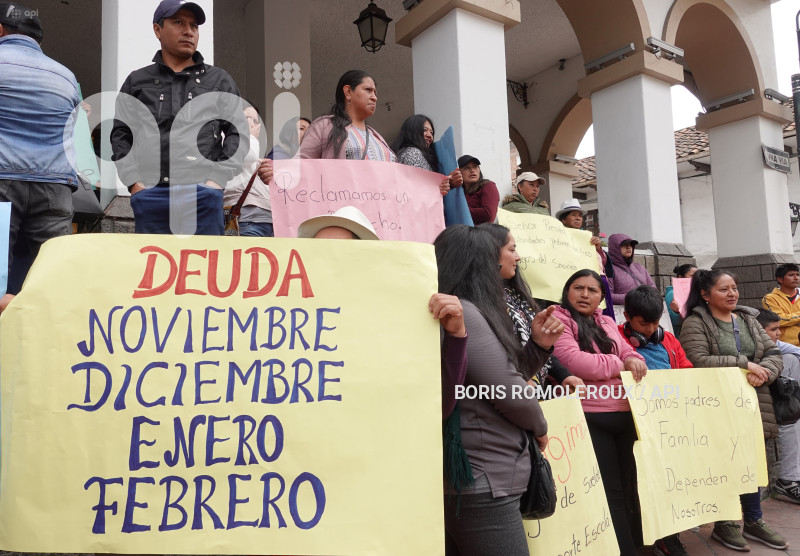 CUENCA-PROTESTA NO PAGO A TRANSPORTISTAS BUSETAS