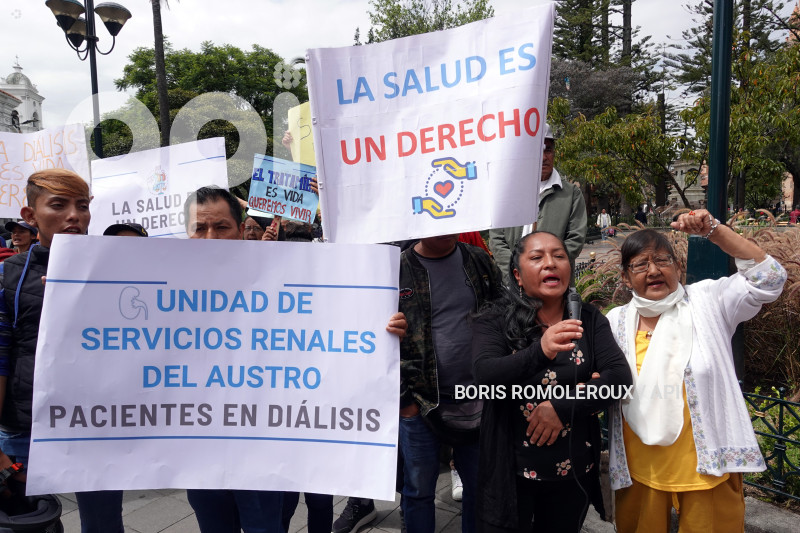 CUENCA-PLANTON POR NO PAGO A CLINICAS
