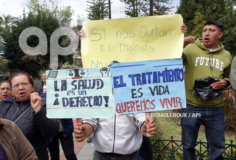 CUENCA-PLANTON POR NO PAGO A CLINICAS