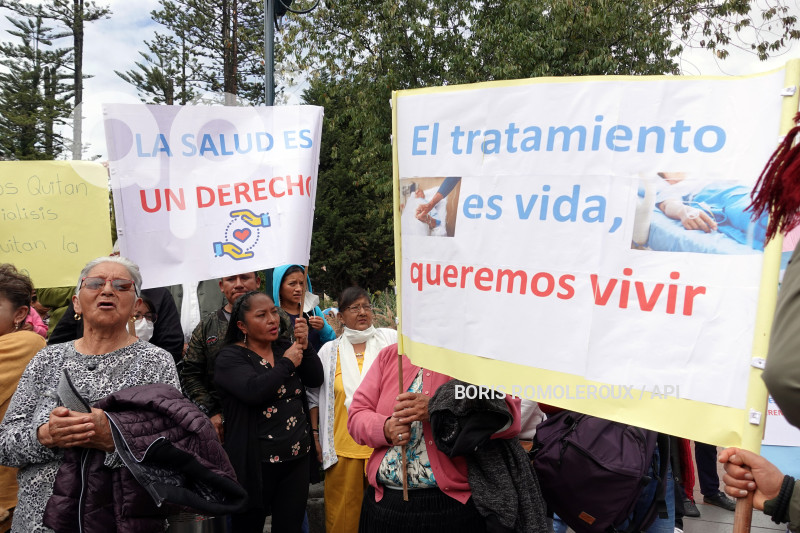 CUENCA-PLANTON POR NO PAGO A CLINICAS