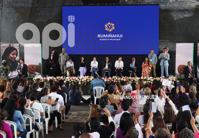 NOBOA-FIRMA-DECRETO-CENTROS-ACOGIDA