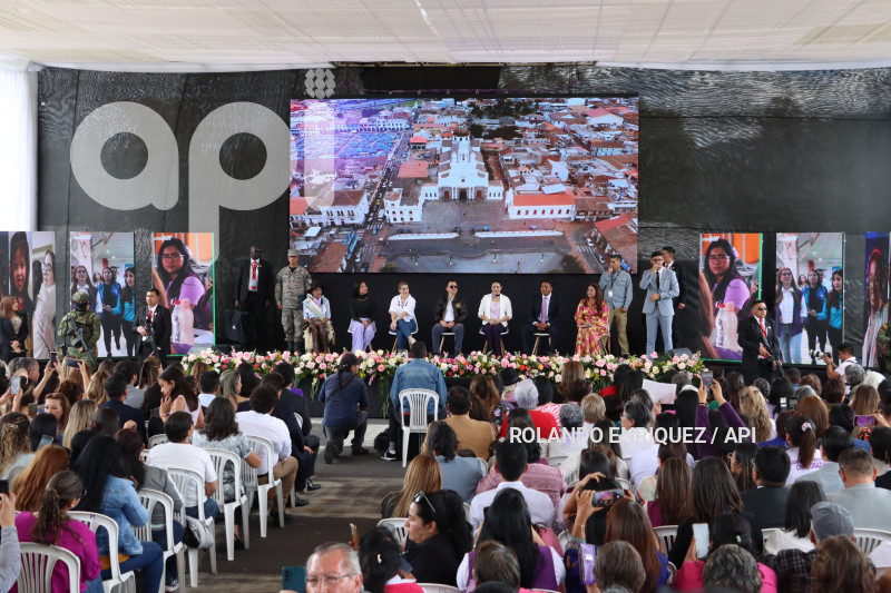 NOBOA-FIRMA-DECRETO-CENTROS-ACOGIDA