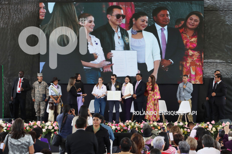 NOBOA-FIRMA-DECRETO-CENTROS-ACOGIDA