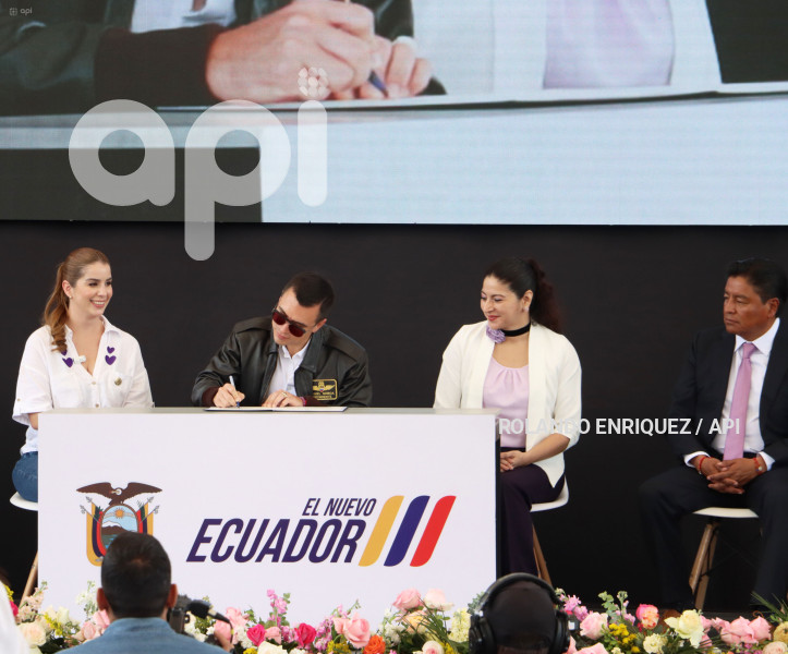 NOBOA-FIRMA-DECRETO-CENTROS-ACOGIDA