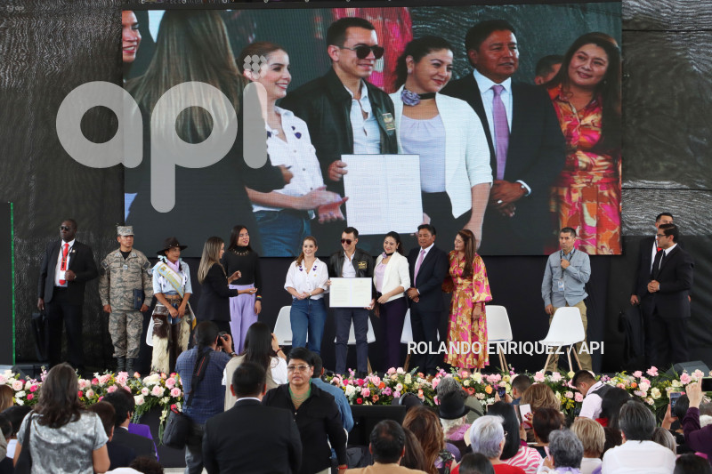 NOBOA-FIRMA-DECRETO-CENTROS-ACOGIDA