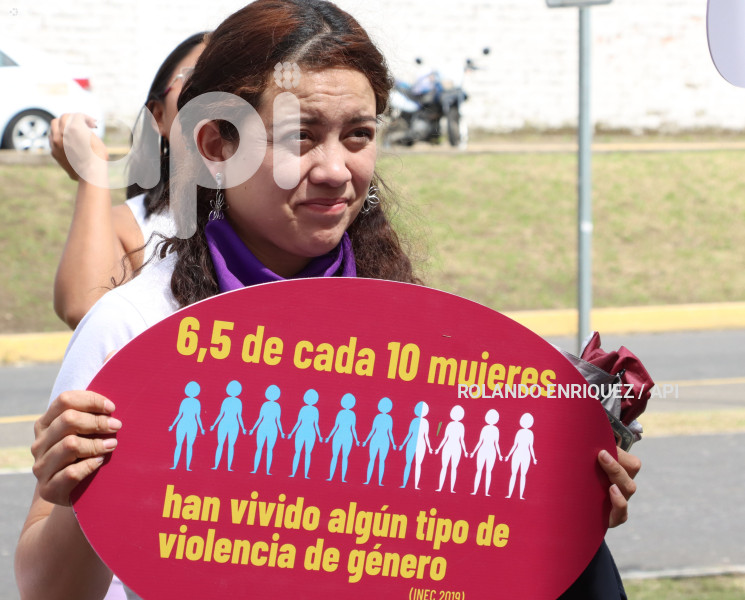 NOBOA-FIRMA-DECRETO-CENTROS-ACOGIDA