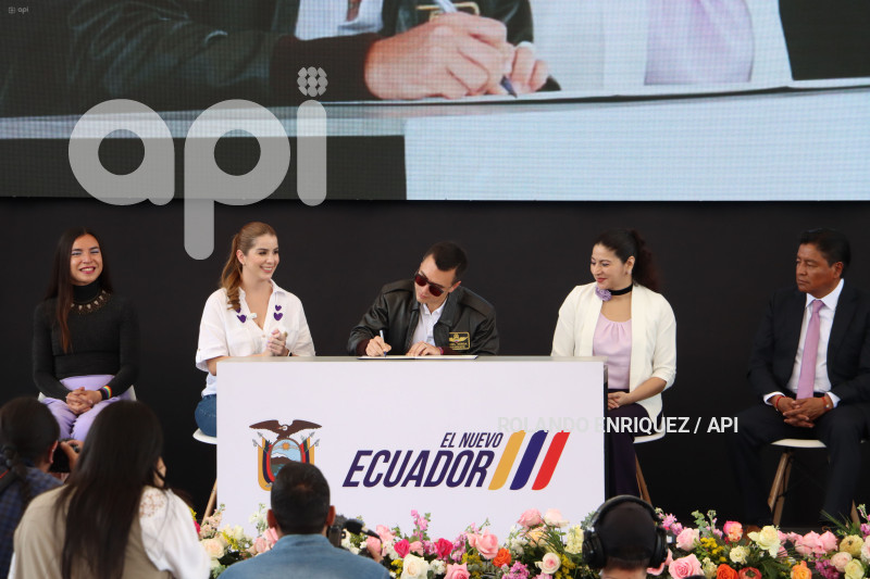 NOBOA-FIRMA-DECRETO-CENTROS-ACOGIDA