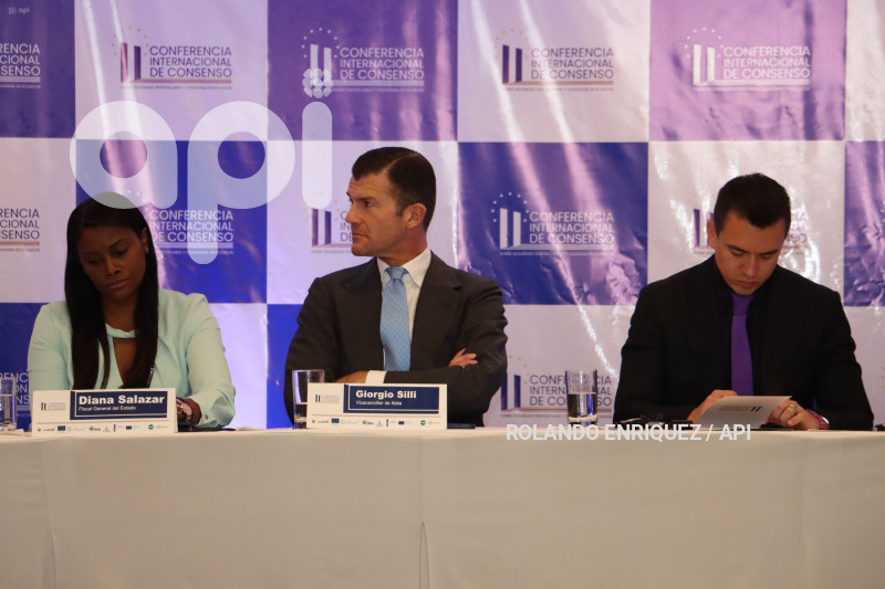 NOBOA-SALAZAR-CONFERENCIA-INTERNACIONAL-SWISSOTEL