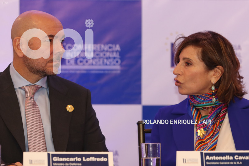 NOBOA-SALAZAR-CONFERENCIA-INTERNACIONAL-SWISSOTEL