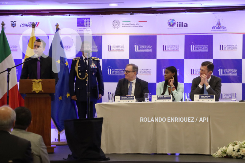 NOBOA-SALAZAR-CONFERENCIA-INTERNACIONAL-SWISSOTEL