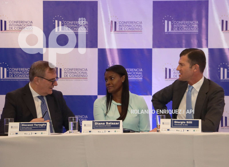 NOBOA-SALAZAR-CONFERENCIA-INTERNACIONAL-SWISSOTEL