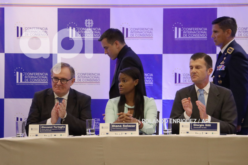 NOBOA-SALAZAR-CONFERENCIA-INTERNACIONAL-SWISSOTEL