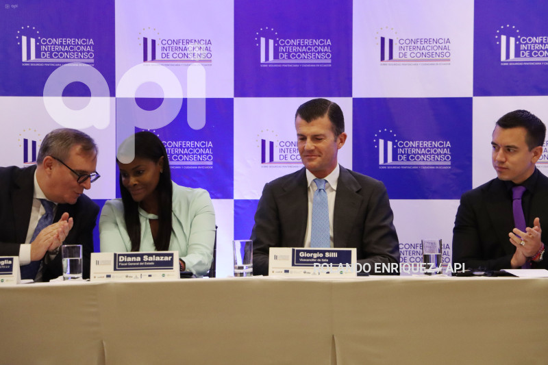 NOBOA-SALAZAR-CONFERENCIA-INTERNACIONAL-SWISSOTEL