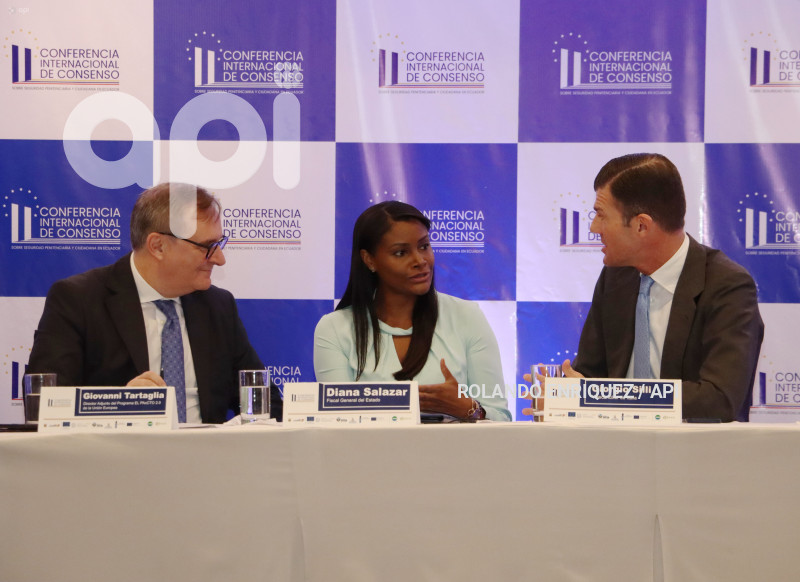 NOBOA-SALAZAR-CONFERENCIA-INTERNACIONAL-SWISSOTEL