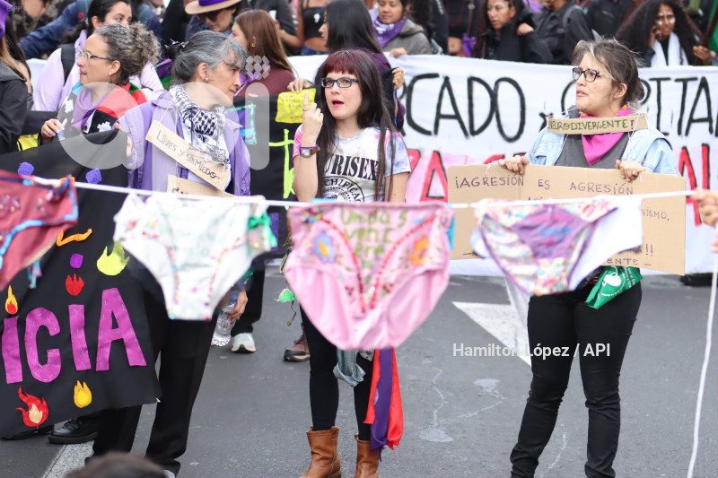 UIO-MARCHA-DIA-DE-LA-MUJER