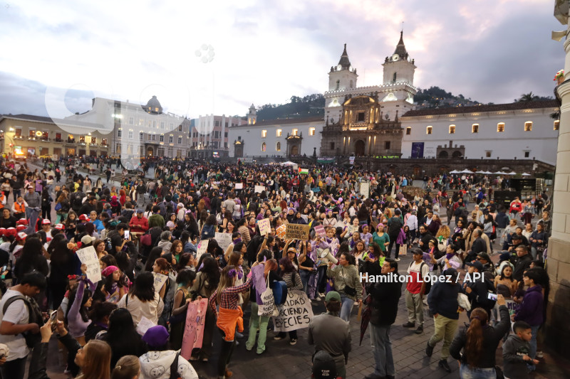 UIO-MARCHA-DIA-DE-LA-MUJER