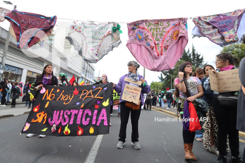 UIO-MARCHA-DIA-DE-LA-MUJER