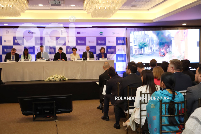 NOBOA-SALAZAR-CONFERENCIA-INTERNACIONAL-SWISSOTEL
