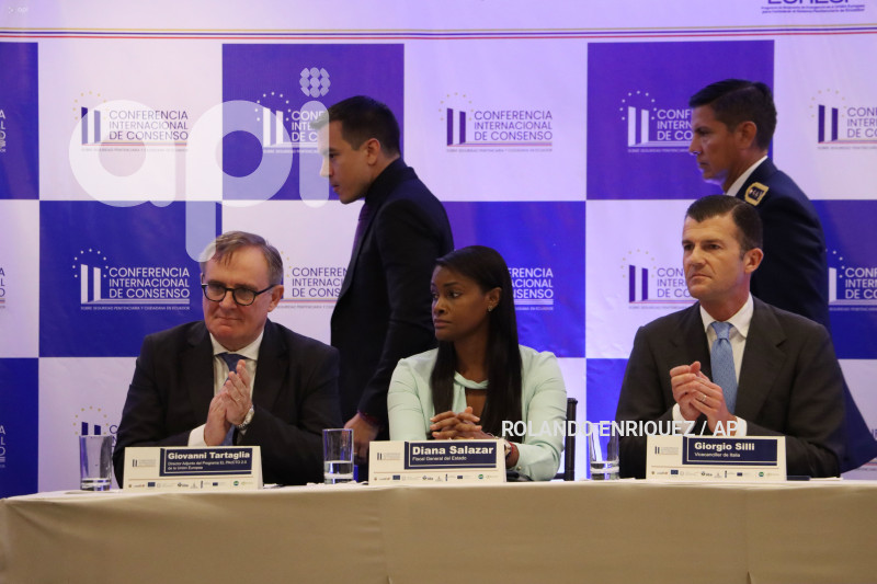 NOBOA-SALAZAR-CONFERENCIA-INTERNACIONAL-SWISSOTEL