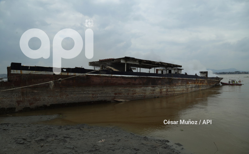 GYE-INCENDIO BARCAZA