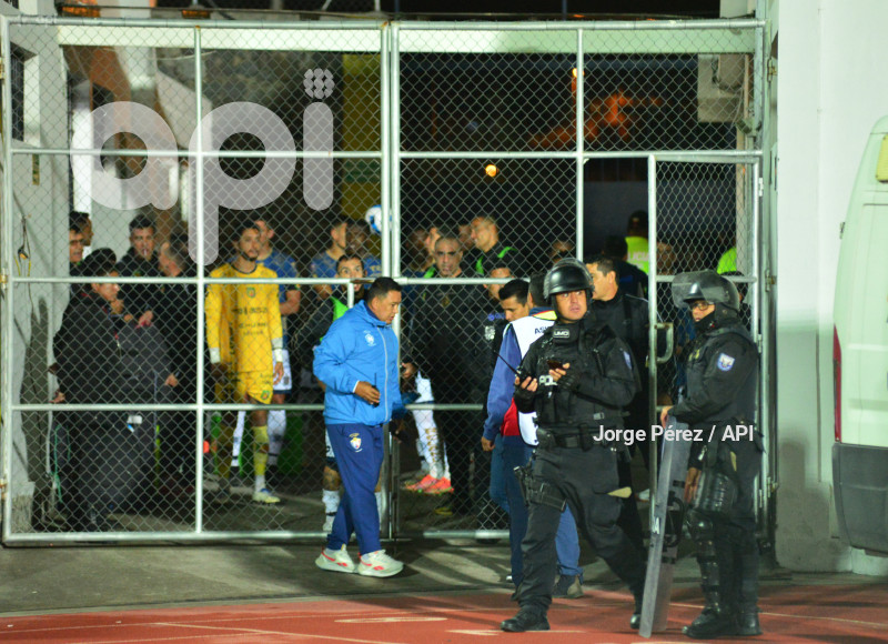 GYE-SUSPENDEN PARTIDO POR ALARMA