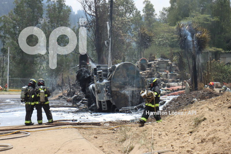 UIO-INCENDIO-TANQUERO-COMBUSTIBLE