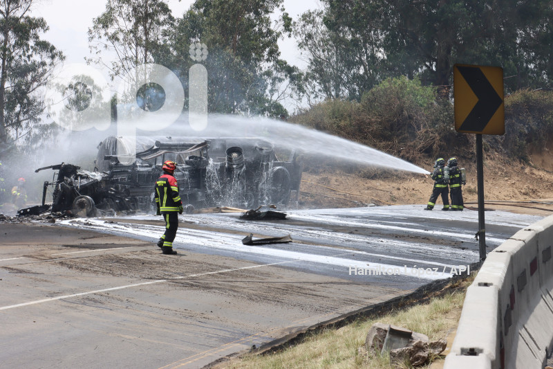 UIO-INCENDIO-TANQUERO-COMBUSTIBLE