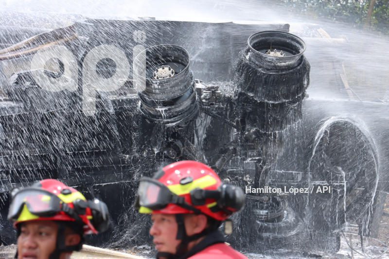 UIO-INCENDIO-TANQUERO-COMBUSTIBLE
