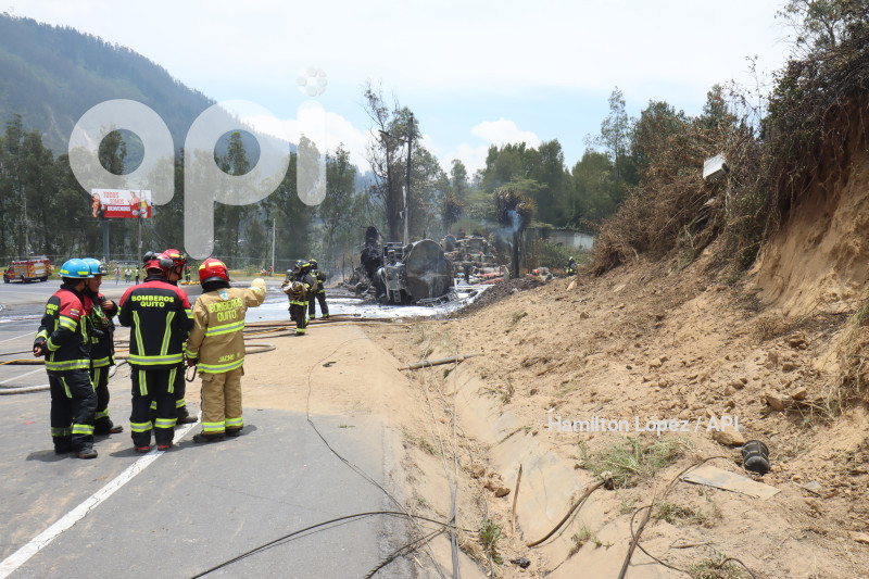 UIO-INCENDIO-TANQUERO-COMBUSTIBLE