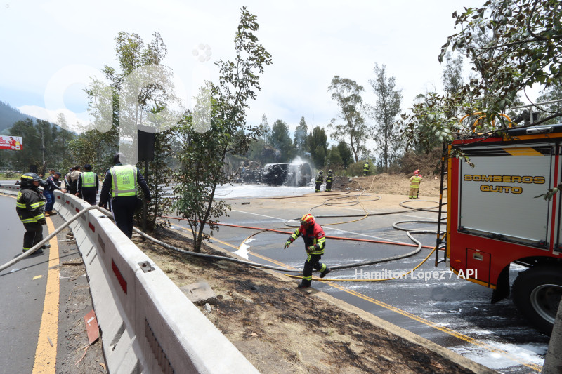UIO-INCENDIO-TANQUERO-COMBUSTIBLE