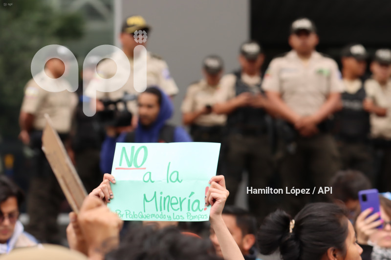 UIO-PROTESTA-ANTIMINERIA-EMBAJADA-CANADA