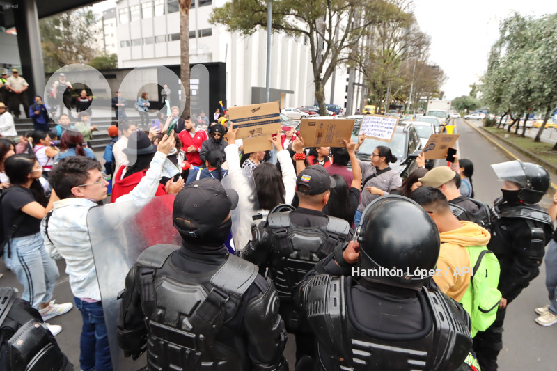 UIO-PROTESTA-ANTIMINERIA-EMBAJADA-CANADA