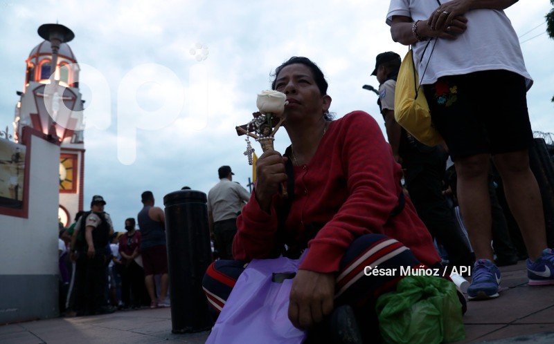 GYE-PROCESION CRISTO CONSUELO